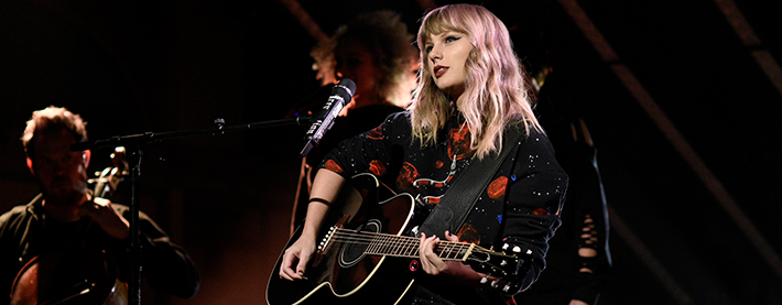 Taylor performs on Saturday Night Live