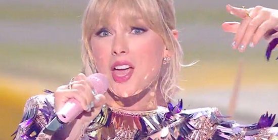 Taylor performs on The Voice France