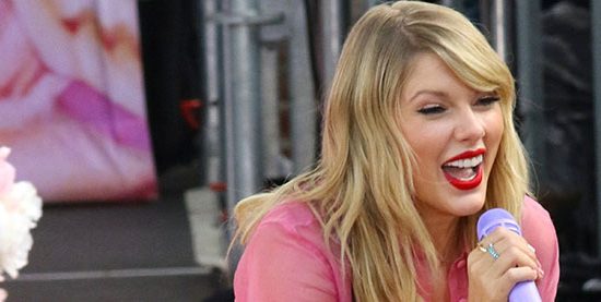 Taylor Performs on Good Morning America